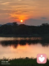 幸福的陷阱：我们为了更幸福而尽力消除不想要的想法和感觉，但矛盾在于，我们越是努力“搏斗”，就越会制造困难的想法和感觉。配图