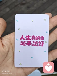 安全感来源于我们自身，我们永远都不可能从外界和他人身上获得安全感。
而自身的安全感只取决于两个因素，一是我们对自我、他人、环境、世界等完整的成熟认知，二是来自内心深处的自我认同的力量。
安全感说到底是属于个体的一种主观的感受，同样是面对“没有接电话”这样一件小事，有安全感的人就会是觉得可能只是在忙，而没有安全感的人则会变得很恐慌：“怎么了？是不是他出了什么事情？是不是我又做错了什么？”