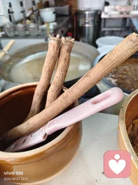 “你有没有注意到，每当问题发生时，你都在现场？”
你在现场，因为你正是问题的一部分，或者说得更好听点，你就是那程序的一部分。你内在的程序吸引来另一个人，他跟你有着同样的程序。这就有点像是照镜子，你在镜中见到的其实是你自己；你在生活中见到的一切其实也是你自己。所谓的外在不过是个投影罢了。这就是为何百分之百负责任是如此的重要，因为那只不过是表明你开始承认你所见到的一切，你所体验到的一切，都是你自己的创造（你是自己一切所见所感的创造者）！