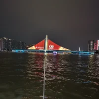 把錢和香蕉放在猴子面前，猴子會選擇香蕉，因為他不知道錢可以買更多的香蕉。把書本和手機放在你面前，你會選擇游戲，因為你只知道游戲會帶給你一時的快樂，你卻不知道它可以萎靡你的意志，知識卻可以增強你的意志，讓你幸福一輩子。萬般皆下品，唯有讀書高。物質(zhì)貧窮將摧毀你一生的尊嚴，而精神貧窮將耗盡你幾世輪回。配圖