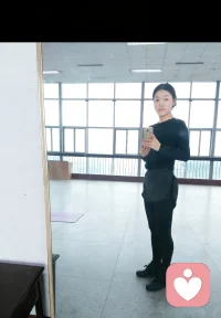 能量心力损耗掉
当能量和心力过度损耗时，身体和心理会出现疲惫、烦躁、注意力涣散等信号，可通过即时止损、能量补给、长期调节三个层面快速恢复：
 
1. 即时止损：切断内耗源
立刻停止过度思虑（比如反复纠结过去的事、预判未来的焦虑），给自己10分钟“放空时间”——可以闭眼深呼吸，或者盯着窗外的一棵树发呆，不做任何需要动脑的事；同时暂时远离消耗你的人或事（如无意义的争论、低效的社交）。
​
2. 能量补给：用小事快速回血
身体层面：喝一杯温水、吃一小块甜食（快速补充血糖）、拉伸肩颈四肢；心理层面：做一件“不用思考的小事”，比如整理桌面、浇花、听一首喜欢的轻音乐，通过简单的掌控感重建心力。
​
3. 长期调节：建立能量护城河
每天留30分钟“独处时间”，用于做自己喜欢的事（如阅读、散步、练5分钟东华禅动功）；学会合理拒绝，不勉强自己承接超出能力的责任；睡前花5分钟写“感恩清单”，聚焦小事积累心理能量，减少内耗。