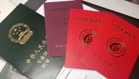 每周一測(cè)，很準(zhǔn)的心理測(cè)試:
你是怎樣操作手機(jī)的？

A﹒單手拿手機(jī)，同一只手的大拇指進(jìn)行操控。

B﹒一只手拿手機(jī)，另一只手的拇指進(jìn)行操控。

C﹒兩手扶持，大拇指交替操控。

D﹒一手扶持，另一手的食指進(jìn)行操控。

?配圖