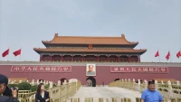 什么是正確的愛人的方式呢？羅杰斯曾說：“愛是一種深深的理解和接納?！盢athaniel Branden教授曾說：“就像我們看到所有東西一樣，我們希望“看到”自己也是真實存在在這個世界上的。”

兩位心理學家都指向了一個方向——請你看見真實的我。我們渴望愛的時候，我們渴望的是有人愛上真正的我。我不是你投射的幻想，我不是你期待成為的那個人。我不是你的救世主，我也不是需要你拯救的人。我有我的原生家庭，我有我的童年、朋友、夢想......羅杰斯說，這個是無條件積極關注。即你不需要做任何的努力、不需要符合我任何的期待，我都會積極地關注你；Nathaniel Branden教授提出了心理可見性原則——如果你的靈魂真正的被一個人看見，你就會愛上這個人。所以正確愛人的方式就是看到TA本來的樣子，接納尊重包容TA本來的樣子。配圖