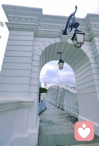 永遠別想療愈你的伴侶……
節(jié)目《再見愛人4》看到現(xiàn)在，三對夫妻到底離不離婚，已經(jīng)沒那么重要了，但有一個點對咱們普通人特別重要的借鑒，那就是永遠別想療愈你的伴侶。
誰痛苦誰改變，這也是親密關(guān)系里一條非常重要的原則。
在節(jié)目里，痛苦的一方，總是希望對方改變。
本以為黃圣依已經(jīng)覺醒，可最后她選擇的落腳點是：我希望他能改變，我希望他來去迎合。
麥麥則說：我希望他能關(guān)心我。
葛夕也說：這十年，從來沒有收到過他送的任何禮物。
從每個人的角度去看，每個人都沒有錯，都有吐槽點。身在局中，很是痛苦，但沒有人想過改變自己，而是一直在試圖改變對方，不管用什么方式。
他們好像都覺得，是對方讓自己痛苦，為什么不能是他改變呢？

不可能，因為痛苦的是你，又不是他，他怎么可能改變呢？
是你把自己的幸福，寄托在別人做出的行為上，這就意味著結(jié)局有不能如自己所愿的可能。
在你心懷期望時，就意味著你已經(jīng)賦予了對方傷害你的權(quán)利。配圖