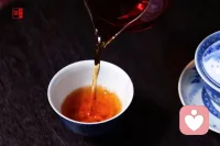 戀愛是情感組合，婚姻是價值組合
越相似的兩個人，在見面的時候更容易有一見鐘情、惺惺相惜的感覺。
因為兩個人太相似了，以至于很容易理解對方的不容易，也容易欣賞對方的長處，因為那也是自己的長處。
與其說喜歡上對方，不如說是愛上另一個自己。
但是當兩個人開始慢慢接近，就會發(fā)現(xiàn)大家都給不了彼此所需要的，而且雙方很容易走向極端，最后甚至兵刃相見。
而互為克星的兩個人，在見面的時候很容易互相排斥。
因為對方恰恰是自己的對立面，但是兩者一旦開始慢慢接近，就會發(fā)現(xiàn)越來越融洽，因為兩個人只要能互相包容，就很容易各取所需，從而成為價值組合
談戀愛可以找相似的，婚姻最好找互補的。
戀愛是死去活來，是驚喜連連；而婚姻是柴米油鹽，是平淡如水配圖