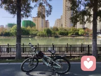 我们这一生最应该学的不是挣钱，也不是打扮自己，而是无论遇到多大的风雨，都有让自己快乐起来的能力。配图