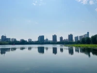 充滿希望，才能向陽生長；心懷熱忱，方能乘風破浪。配圖