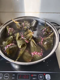 生活，有所為，有所愛，有所期待，花會沿路盛開，好運也會如期而至。
你若愛，生活哪里都可愛，你若感恩，處處可感恩，你若成長，事事可成長。配圖