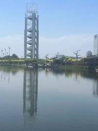 做人，把將要罵出的話忍住，是一種本事。把不愿意做的事做好，是一種能力。把看不起的人看起，是一種修養。把咽不下的氣咽下，是一種胸懷。把看不順的人看順，是一種修為。做事，從別人身上找原因，一想就瘋。若能從自己身上找問題，一想就通。高度不一樣，胸懷和格局就不一樣。心中有事，裝作若無其事，便是閱歷。心中有事，還能若無其事，便是格局。心小，任何事情都是大事。心大，任何事情都是小事。人生是一場自我挑戰，唯有不斷提升自己的格局，才能百毒不侵。思路決定出路，格局決定結局。配圖