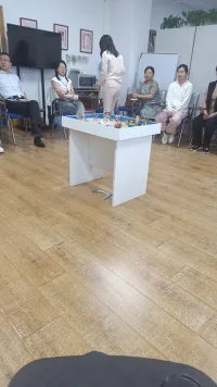 參與沙盤體驗課之后，給我最大的的感受是一下子分清敘事和精分的界限，敘事是通過構建新的故事去改變自己的認知，精分是通過潛意識的投射去做自我覺察進而改變自己的認知，無論是圖式還是故事其結果都是一致的（ps:一只少了一條腿的小烏龜引發的思考）配圖