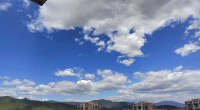 送走來(lái)訪，看著如此自然到天空，對(duì)那句：
?            “你的存在，本身就有價(jià)值”
有了新的理解……

它并非雞湯文的，“你什么都不做，就值得被愛(ài)“

而是，你在自然狀態(tài)下做自己想做的，對(duì)別人而言，已經(jīng)是一種付出了……
而非刻意的，迎合的，討好的
?
?人際關(guān)系里，很多人為了獲得愛(ài)，會(huì)無(wú)意識(shí)的討好，付出很多，照顧別人，還不求回報(bào)……

刻意去獲得別人的愛(ài)，在關(guān)系里就不享受…
于是，壓力，拘謹(jǐn)，不放松

因?yàn)楸澈蟮男拍钍牵幌嘈抛约旱拇嬖谛裕芙o你別人帶來(lái)價(jià)值，值得被愛(ài)……
?
?相信自己的本質(zhì)是值得被愛(ài)的
?你就會(huì)放松，自然
?那些自卑，緊張，就會(huì)自然溜走配圖