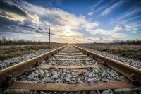 人生就是一場旅行，在這趟旅行的列車會有不一樣的人上車或下車，最后將在終點站相會。在旅行的路上請多看看沿途的風景，感受當下的美好。路途中請善待身邊的每一個人，那樣的前行才不孤單。配圖