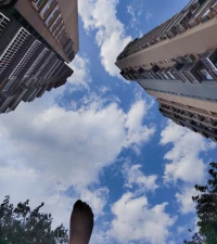 最近一個(gè)階段，似乎是人生幾十年來(lái)，體力精力最弱的了…
?
?一開(kāi)始很不能接受，嘰嘰歪歪，還擠出幾滴眼淚…
?
?最終發(fā)現(xiàn)，弱的時(shí)候，要“弱”著過(guò)
?說(shuō)一句：哎呀，我太累了，要休息，要躺著
?那真是，無(wú)比輕松哇[呲牙]血蹭蹭滴回

所以，人吶，皮囊一具，接納自己的不完美
你就是有脾氣，有困擾，不如意…

你總揪住這個(gè)部分不放，人就自我攻擊了，抑郁了……

沒(méi)有誰(shuí)是完美的，誰(shuí)是完美的呢？
調(diào)整就好??
?

?配圖