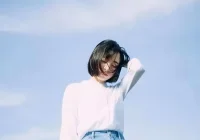 關于人生的意義，一百個人有一百種說法。

有人說：“人生毫無意義，也沒有什么價值，無非是過了幾十年。”

有人說：“這一生都在受苦，人間也是地獄，哪有意義？”

也有人說：“普通人的意義，就是賺錢、照顧父母，養大孩子。”

余華在《活著》里寫道：“你千萬別糊涂，死人都還想活過來，你一個大活人可不能去死。”

是的，我們抱怨過，也厭惡過這個社會，但仍舊想活著，這就是人生的根本。

因此，活著就是人生中最大的意義。

生與死之間，有很長一段路，別看終點在哪里，欣賞路上的風景，才是真正要做的事情。配圖