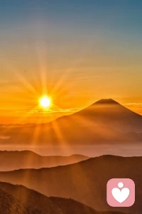 致至暗時刻的你：
無論此刻如何的艱難，你得走，你不走永遠到不了那個遠方。累了就休息，困了就睡覺，餓了就吃飯，想了就做愛。山間有風，河里有水，天上有陽光。即使全世界不愛你，你都還有一個你。一個珍貴的你，一個獨一無二的你。你都要義無反顧，徹徹底底，痛痛快快地愛自己一把。
                                                                       
                                                                                –大威配圖