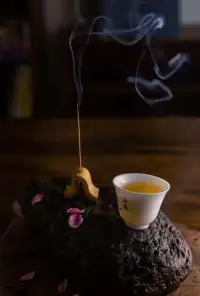 不是所有的熱鬧都適合你，不是所有的關系都值得維護，寧缺毋濫，是對自己最好的溫柔。配圖