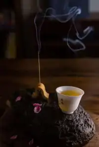 活得輕松自在的原因之一控制能控制的
分清什么是自己能控制的，什么是自己無法控制的，并且把力氣用在自己能控制的部分，對于不能控制的部分就放手、接納、允許。配圖