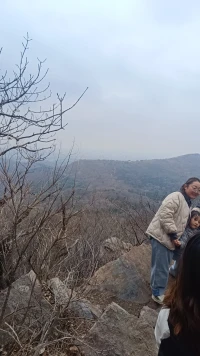 黑暗只是一種沒有光的現(xiàn)象
我們要做的不是趕走黑暗
而是把光引進(jìn)來配圖