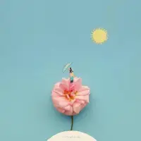 人的一生好比客棧，每個(gè)早晨都有新的來(lái)客。
喜悅、沮喪、卑劣，某個(gè)瞬間的覺(jué)知，
像是意外的訪客翩然到來(lái)。
歡迎并熱情招待他們每一個(gè)!
即使是一群悲傷之徒，恣意破壞你的屋舍，
搬空所有家具，仍然要待之以禮。
因?yàn)樗赡軒?lái)某些嶄新的歡悅，滌凈你的心靈。
無(wú)論是灰暗念頭、羞愧或惡念，
都要在門口笑臉相迎，歡迎他們進(jìn)入你的內(nèi)心。
?不管來(lái)者是誰(shuí)都要心存感激，
因?yàn)槊课辉L客，
都是上天賜給我們的向?qū)АＥ鋱D