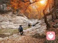 天空光滑湛藍，太陽像是突然降臨的發光體一般。每當抬頭看到這太陽，都好像是有生以來第一次看到一樣——心里微微一動，驚奇感轉瞬即逝，但記起現實后的那種猛然而至的空洞感卻難以愈合。配圖