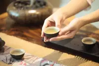 人生不過兩種態度：拿起、放下。配圖