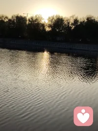 碧波荡漾念旧人，失魂落魄梦中生
醒来漫头皆白发，才知幸福在自身！配图