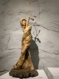別著急愛他人，先處理好和自己的關系

你會發現你跟戀人的關系很有可能就是自己跟自己的關系，戀人只是提供一面鏡子，照出你自己的喜怒哀樂；能夠處理好自己的內在世界，就能把外部的許多關系處理好。配圖