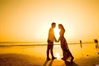找一個什么樣的人結婚會幸福？

如果問經濟學家，他可能會說，找個會賺錢的人。如果問法學家，他可能會說，找一個遵紀守法的人。如果問社會學家，他可能會說，找一個品德高尚的人。如果問心理學家，他會說，找一個心理健康的人結婚。

為什么這樣說？
因為很多問題都源于兩個人在人格上的不完善。有的人在婚姻中沒有愛的能力，這是不健康的；有的人在生活和工作中遇到困難就躲避，或是破罐子破摔，這是不健康的；有的人情緒容易激動，這是不健康的；有的人在相處中不能尊重對方，做出一些傷害對方的行為，表面上看是一種道德問題，實際上還是因為內心可能會有某些恐懼……這一切的背后都是源于心理不夠健康。所以，我們要保障自己的幸福，就要考慮對方是不是一個心理健康的人。

第三屆國際心理衛生大會認定心理健康的標準主要有四個：其一是身體、情緒、認知十分協調；其二是能夠適應環境，人際關系和諧，能夠彼此謙讓；其三是擁有幸福感；其四是在工作中能充分發揮自己的能力，過著有效能的生活。找一個心理健康的人結婚，對我們的婚姻生活質量大有裨益。配圖