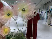 我就是我，為自己而活
什么叫對，什么叫錯
世上的路啊坎坎坷坷
老百姓想不了那么多
太陽天天東邊升起西邊落
什么是福，什么是禍
世上的人啊許許多多
老百姓經過的實在多
大雪年年春天化了冬天落
什么叫功，什么叫過
究竟有誰能一眼看破
老天爺管不了那么多
是非任評說　我就是我
什么是善，什么是惡
究竟有誰能一語道破
老天爺見過的實在多
好壞任評說　我就是我配圖