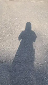 我們來這個世界的時候是不得不來，最終我們離開這個世界的時候也是不得不走，那中間這段時間就隨心活吧。人這一輩子不容易，酸甜苦辣，悲歡離合都得好好過，能把薄情的世界活出深情才算本事。不是有句話么，不是你現在有多少錢，而是你還能活多少年。配圖