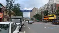 人的動機分兩種：內部動機和外部動機。如果按照內部動機去行動，我們就是自己的主人。如果驅使我們的是外部動機，我們就會被外部因素所左右，成為它的奴隸。
孩子在為誰而玩
一群孩子在一位老人家門前嬉鬧，叫聲連天。幾天過去，老人難以忍受。
于是，他出來給了每個孩子25美分，對他們說：你們讓這兒變得很熱鬧，我覺得自己年輕了不少，這點錢表示謝意。
孩子們很高興，第二天仍然來了，一如既往地嬉鬧。老人再出來，給了每個孩子15美分。他解釋說，自己沒有收入，只能少給一些。15美分也還可以吧，孩子仍然興高采烈地走了。
第三天，老人只給了每個孩子5美分。
孩子們勃然大怒，一天才5美分，知不知道我們多辛苦！他們向老人發誓，他們再也不會為他玩了！
在這個寓言中，老人的算計很簡單，他將孩子們的內部動機為自己快樂而玩變成了外部動機為得到美分而玩，而他操縱著美分這個外部因素，所以也操縱了孩子們的行為。
一個人之所以會形成外部評價體系，最主要的原因是父母喜歡控制他。
父母太喜歡使用口頭獎懲、物質獎懲等控制孩子，而不去理會孩子自己的動機。久而久之，孩子就忘記了自己的原初動機，做什么都很在乎外部的評價。上學時，他忘記了學習的原初動機好奇心和學習的快樂；工作后，他又忘記了工作的原初動機成長的快樂，上司的評價和收入的起伏成了他工作的最大快樂和痛苦的源頭。配圖