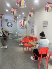 處理焦慮的三個步驟：
〇 Step 1：冷靜分析，設(shè)想最壞的結(jié)果
心平氣和地分析情況，設(shè)想已經(jīng)出現(xiàn)的問題可能會帶來的最壞結(jié)果。
〇 Step 2：做好準(zhǔn)備，承擔(dān)最壞的結(jié)果
預(yù)估最壞的結(jié)果后，做好勇敢承擔(dān)下來的思想準(zhǔn)備。
〇 Step 3：盡力而為，排除最壞的結(jié)果
心情平靜后，把所有的時間和精力用在工作上，盡量排除最壞的結(jié)果，設(shè)法把損失降到最低。
??讓自己冷靜下來，明白事情最壞的結(jié)果是什么，有沒有勇氣去承擔(dān)。回答了這兩個問題后，焦慮會減輕很多，接下來就是想辦法阻止最壞的結(jié)果發(fā)生。這個時候，掌控感重新回到了我們的手中，焦慮也就無處遁形了。配圖