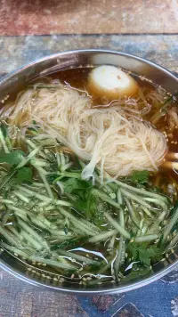 當愛情面臨背叛，自己無法釋懷，請坦然接受

想要放棄愛情中的沉沒成本顯然不容易，投入的青春與真心最后卻換來一個不愛你的人難免讓人心痛。但一味地糾結過去卻只會給你帶來更大的傷痛。如果你想要幸福的人生就該讓自己保有這三種姿態：面對過去，要淡然；面對現在，要珍惜；面對未來，要相信。這三種姿態對于幸福的人生來說確實很重要。

面對過去，淡然意味著我們不應該過于糾結于過去的錯誤和遺憾，而是要學會原諒自己，接受過去，從中吸取教訓，然后繼續前行。這樣，我們可以輕裝上陣，更好地面對現在和未來。

面對現在，珍惜意味著我們要學會珍惜眼前的每一刻，無論是美好還是困難。我們要感激生活中的點點滴滴，珍惜身邊的人和事，因為這些都是我們生命中不可或缺的部分。只有珍惜現在，我們才能更好地享受生活，不留遺憾。

面對未來，相信意味著我們要對自己和未來充滿信心。我們要相信自己有能力克服困難，實現目標，創造美好的未來。同時，我們也要相信命運，相信一切都會好起來。這種信念可以讓我們在面對困難時保持樂觀，勇往直前。配圖