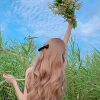 ❤️错了就错了，不要总是一遍遍去想如果当初。人生不可能每个选择都正确，很多事情就算重来一遍，以你当时的阅历和心智，还是会做出同样的选择，结果还是无法避免。所以不用责怪和批判当时的自己。
❤️人一定要具有翻篇的能力，过去的就让它过去，不要过渡的内耗自己，世界万物都在治愈你，只有你不肯放过自己。别把自己逼到抑郁，世界上所有的事情，除了生死，其他都不值得一提。
❤️所以请珍惜所有的不期而遇，看淡所有的不辞而别。要永远相信，所有的山穷水尽，都藏着峰回路转。就算没有皓月当空，也要揽着繁星入眠。总有一天，会有一束光照亮你，把所有的例外和偏爱都给你，给你久违的安全感，让你觉得人间还值得。配图
