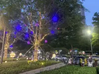 暴怒，在很多时候是人们对自己被重视度的一种偏执，一些人觉得不发怒就没有人听从自己的指令。他们空荡荡的内在支撑着一个张牙舞爪的假面，其实他们内心十分虚弱。

如果你身边存在经常贬低他人、热衷表现各种优越感的人，那么这个人也很有可能是自卑的。

从心理学上来说，优越感也是人们为了摆脱自卑而产生的一种不健康的防御机制。

当然，除了这些假面，自卑还会以最熟悉的一种方式出现在我们身上。比如，不自觉地讨好他人，怀疑自己做的不够好，总是讨厌自己，对别人的评价异常敏感，经常会怀疑自己的每个决定，经常道歉，觉得对别人说“不”很困难……

无论是何种方式的表达，自卑说到底是对自己的不接受。可是，如果连自己都不能接受自己，你又如何期待这个世界接受你呢？

最重要的一点，自信源于自己认可自己，而非别人是否认可你。配图
