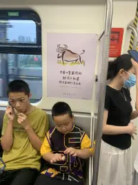 ??心理學提倡，孩子在童年時期一定要和父母建立起良好的親密關系，這樣才有利于今后的健康成長和建立和諧的人際關系。
??家庭的愛，比任何物質的給予都重要。配圖