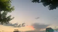 在親密關系中總是缺乏安全感怎么辦？
??第一，很重要的一點，是跟戀人保持合理距離，在兩人世界外經營好自己的生活。如果把所有注意力都放在感情上，就像拿放大鏡去看這段關系，可能一些小波瀾都會引起內心巨大的震蕩。所以要提醒自己：“過猶不及。在親密關系中留一些空間，反而會和他相處得更好?！痹谙硎芨星榈耐瑫r，把時間分配到讀書、健身等自我提升的活動上。在分散注意力的同時成就更好的自己，提升親密關系的質量，也緩解了戀人少說一句晚安或少打一通電話所帶來的焦慮感。
??其次，需要改變完全依賴另一半給予的“巨嬰模式”，提高自我滿足的能力。不安全感，往往也來源于一種嬰兒般的思維：沒有你，我無法獨立地生活。當依賴變成一種根深蒂固的習慣，我們會忘記其實自己早已具備自我滿足的能力，沒有另一半的照顧我們同樣可以過得很好。
??所以在親密關系中感覺無助時，不妨告訴自己：“我是有自我照顧能力的成年人，不是需要依賴別人的小孩。我依靠自己就能過得很好?！比グl掘更多滿足情感需要的渠道，比如寫心情日記，和閨蜜傾訴，參加各種興趣班和線下聚會。逐漸從巨嬰模式過渡到成年人模式，我們能體會到更多的信心和力量感，減少內心的恐懼。
??????最后也需要面對過去的創傷經歷，不要讓早年的遺憾影響自己的親密關系。當我們感覺對方的承諾和證明不夠，心里很不安，不妨問問自己：“是他做得不夠好，還是我在要求他彌補我曾經情感上的缺失呢？”如果我們能認識到，不安全感的根源不是另一半，而是自己早年的創傷經歷，那就能把戀人和從前傷害自己的形象區分開來，減少對另一半的懷疑。不再把過去的關系模式代入到現在的感情中，讓自己從被忽視的角色中解脫出來，累積被愛被尊重的體驗，那我們就能慢慢樹立起積極的自我觀念，緩解戀愛中的不安全感。配圖