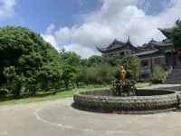 ??我們都害怕被人看不起，因?yàn)閾?dān)心自己不完美——外貌不漂亮、學(xué) 歷不夠高、職業(yè)不體面、財(cái)富不夠多......

??但重點(diǎn)不在于別人如何評價(jià) 你，而是你想成為什么樣的人！你只有接納了自己，才能拋開過去，做 你喜歡的自己。接納了自己，你就知道你不需要變得特別，因?yàn)槿松?意義并不在于你缺什么，而在于你如何運(yùn)用擁有的東西。

??你也不必活在別人的期待之下，因?yàn)橛蟿e人的期望，等于放棄自己的人生。堅(jiān)信你就是最好的自己，雖然你可能并不完美，但人會因不完美而奮發(fā)向上。只要放下過去，接受現(xiàn)在，每一天都是新的開始。配圖