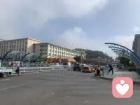 ??關(guān)于情緒，你了解嗎？

???人們之所以會(huì)情緒失控，是因?yàn)榇竽X中有一個(gè)專門負(fù)責(zé)管理情緒的區(qū)域，叫做“杏仁核”，它位于腦干頂部、環(huán)狀邊緣系統(tǒng)底部附近，分為兩大核群，左右腦各有一個(gè)。

???“杏仁核”給我們的情緒站崗放哨，所以它又被稱為“情緒哨兵”。信息傳到杏仁核的速度比傳到大腦皮層的速度要快，所以當(dāng)突發(fā)事件發(fā)生時(shí)，我們更傾向于先產(chǎn)生情緒反應(yīng)，會(huì)有狂喜、憤怒、傷心等各種體會(huì)，但是過(guò)后又平復(fù)下來(lái)，甚至經(jīng)常會(huì)因自己的過(guò)度反應(yīng)而后悔。

但是這不是不可改變的。一個(gè)敏感的人，如果ta能首先意識(shí)到情緒的發(fā)生，能夠在情緒爆發(fā)之前冷靜十秒鐘，情況馬上就會(huì)不一樣喔～配圖