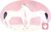 ??情緒問題：不是病，而是病的“癥狀”

        人在一生中會產生很多種情緒，其中比較常見的有 2 7 種—欽佩、憤怒、焦慮、敬畏、尷尬、無聊、冷靜、困惑、抱怨、渴望、失望、厭惡、興奮、嫉妒、刺激、恐懼、抑郁、內疚、驚栗、快樂、懷舊、驕傲、解脫、浪漫、悲傷、滿足、同情。
這些情緒有正面積極的，也有負面消極的，它們會伴隨我們的一生，時不時就會出現。而這些情緒一旦出現，就意味著我們存在某些心理問題，需要獲得幫助。
        正面情緒傳遞給我們的信息往往是積極的，所以不需要做特殊處理。而負面情緒則不一樣，有一些負面情緒甚至意味著我們產生了比較嚴重的心理問題，如果不及時處理，我們的心理問題就會越來越重，進而演變成心理疾病。非重視不可的負面情緒是焦慮、恐懼、憤怒、嫉妒、抱怨和抑郁，以及一種特殊的狀態—易激惹。
        當自我價值感和安全感受到攻擊或威脅時，我們就會產生憤怒、恐懼和焦慮的情緒；如果我們發現別人比自己過得好，我們就會心理不平衡，感覺自己的價值受到了威脅，進而產生嫉妒情緒；當我們對自己的價值體系產生懷疑時，我們就會喪失生活激情，覺得自己對人生的認知是錯誤的，開始懷疑人生，產生抑郁情緒……
        有趣的是，如果我們能解讀出負面情緒背后的信號，哪怕什么都不做，負面情緒的強度也會降低。如果我們在正確解讀之后又有所行動，能夠有針對性地解決問題，我們就不會在相同的問題上產生相同的負面情緒。
        負面情緒是由現實問題所致，因此，處理負面情緒的方法是找到它背后的現實問題。價值感和安全感的缺失是負面情緒產生的源頭。現實事件對它們的不同影響，會導致人們出現不同的負面情緒。所以，當我們正確意識到自己的情緒，去放大它，了解它出現的真正原因，我們就能夠更好地去應對生活中的一切問題。配圖