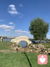 不同個性的雙方如何友好相處——

尋找雙方的共同點

世界上沒有完全相同的兩種性格，就像沒有完全相同的兩片樹葉一樣，所以、我們不要強求別人事事和自己的想法一樣。性格不同的人，處理問題的方法會有不同，這恰恰是我們應該學習的地方。同時，我們可以主動尋求雙方共同的地方,求大同，存小異。比如，你是一個性格平和的人，對方是一個強勢的人，你可能會感到彼此之間存在隔閡。但是當你發現他外強內柔，愛幫助別人時，你就找到了你們的共同點，你們就可以在幫助別人時和諧相處了。配圖