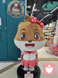 如何才能和女生聊得来？
第一，发自内心地关心她，对她不断持有好奇心。这样在跟她交流的过程中才能源源不断地提出问题。对她的回答也要非常认真地倾听，这样她自然就愿意跟你多说一些话，不至于因为没话题而尴尬。
第二，敞开心扉。把你的真实想法和特质都表现出来，即使存在一些缺点或不足也没关系，真实最重要。当你敞开心扉时，对方可能会对你产生一种双向的安全感，也会向你敞开心扉，愿意跟你多聊。
第三，男女感兴趣的话题不一样。男性对外部客观世界比较感兴趣，而女性对人际关系以及人的情绪和心理比较感兴趣。如果想和她深入聊天话题，可以选择她感兴趣的话题，比如人际关系、心理学甚至是一些八卦的话题，等等，这些话题都能为聊天“添油加醋”。
第四，别聊太严肃的话题。比如人文政治、国际形势、先进技术等话题就很枯燥，会显得你比较无趣。配图