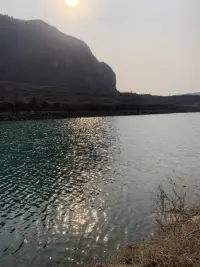 水的清澈，并非因為不含雜質(zhì)，而是在于懂得沉淀；
心的通透，不是因為沒有雜念，而是在于明白取舍。配圖