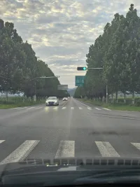 親密關系里最準的規(guī)律就是：讓你不舒服的關系，一定有問題。

不要自我欺騙，不要給對方找理由，你的感受就是最真實的答案。

凡是讓你內耗的人，不管多喜歡，都要學會放手。

記住，你不是去渡情劫的，真正好的關系，彼此都會感到輕松，自在，被尊重，被重視。

千萬不要把自己困在懷疑自己的關系里。配圖