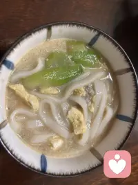 晚饭煮的粿粉，很适合胃不舒服的人一试。软软的，吃了胃里暖暖的。

人的身心是一体的，吃到身体需要的食物，心情也会好起来。

见谅今天做的样子一般。