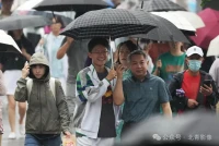 經過多少奮筆疾書，
熬過多少含淚堅持，
那些陪伴你的月光，
那些溫暖你的朝陽，
匯聚成了今天，
這個閃閃發光的日子！
高考不是終點，
而是人生新的起點，
祝雨中追夢的學子順利抵達夢想的彼岸！配圖