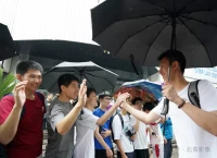 經過多少奮筆疾書，
熬過多少含淚堅持，
那些陪伴你的月光，
那些溫暖你的朝陽，
匯聚成了今天，
這個閃閃發光的日子！
高考不是終點，
而是人生新的起點，
祝雨中追夢的學子順利抵達夢想的彼岸！配圖