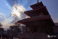 Nepal

這個給人幸福感的國度

喜歡那里的一切

陽光 空氣 音樂 色彩

及每雙流露著真誠笑意的眼


我們的生活需要溫度

遠在遠方的風比遠方更遠

明天的一切都是未知

篤定內心

不要輕易轉彎


我們必須要行走在路上

尋覓 追逐 探索 ?領悟

每一次旅程都像拋物線

懷揣著對一切未知的期待

把內心填滿

繼而回歸

抹平悸動

準備再次啟程~~

時間磨滅了太多的信以為真

和約定俗成

唯有喜歡的事物

值的你毫無保留的去對抗一切配圖