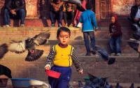 Nepal

這個給人幸福感的國度

喜歡那里的一切

陽光 空氣 音樂 色彩

及每雙流露著真誠笑意的眼


我們的生活需要溫度

遠在遠方的風比遠方更遠

明天的一切都是未知

篤定內心

不要輕易轉彎


我們必須要行走在路上

尋覓 追逐 探索 ?領悟

每一次旅程都像拋物線

懷揣著對一切未知的期待

把內心填滿

繼而回歸

抹平悸動

準備再次啟程~~

時間磨滅了太多的信以為真

和約定俗成

唯有喜歡的事物

值的你毫無保留的去對抗一切配圖