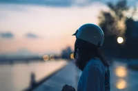 反事实思维：

当不好的事情发生在自己身上时，人们会伤心地对自己说：“本来可以做得更好的。”然而当不好的事情发生在别人身上时，我们则会宽容地对别人说：“做成那样，已经很好了。”如果你想变得更幸福，不仅要对别人宽容，也要对自己宽容。配图